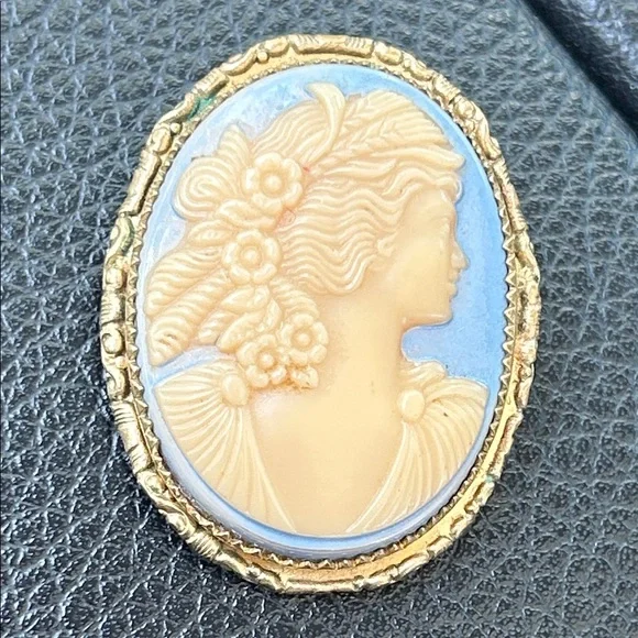 Vintage Blue and Cream Cameo Brooch Pendant - Picture 3 of 4